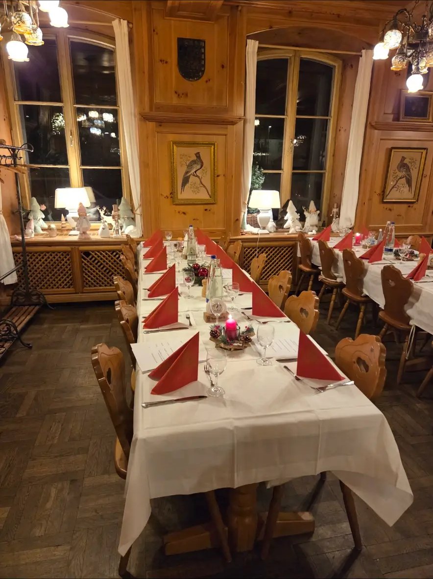 Lange Tafel mit weißen Tischdecken und roten Servietten