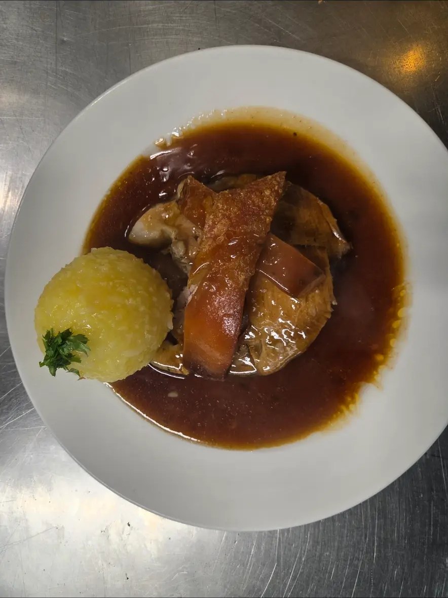 Bayerischer Braten mit Kartoffelknödel und dunkler Bratensauce