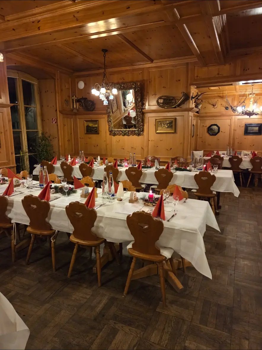 Festlich eingedeckte Tafel in der Gaststube