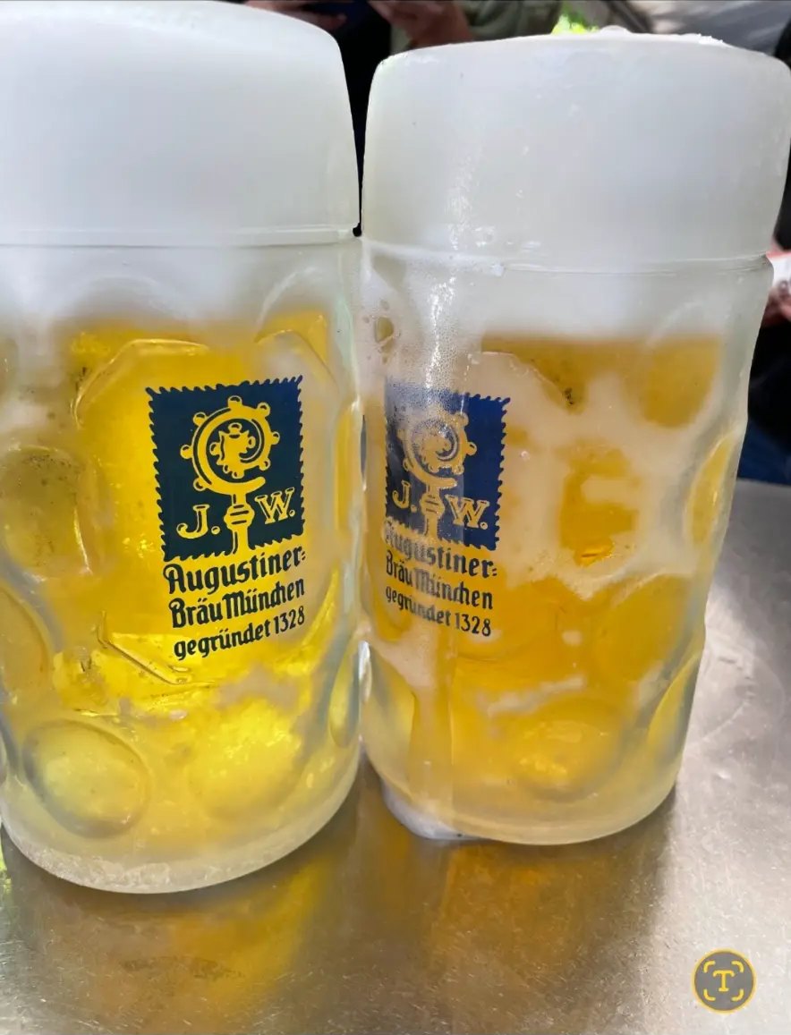 Zwei Maßkrüge Augustiner Helles mit Schaumkrone