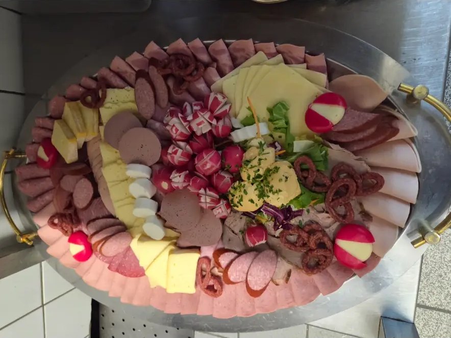 Festliche Aufschnittplatte mit Schinken, Käse und Salami