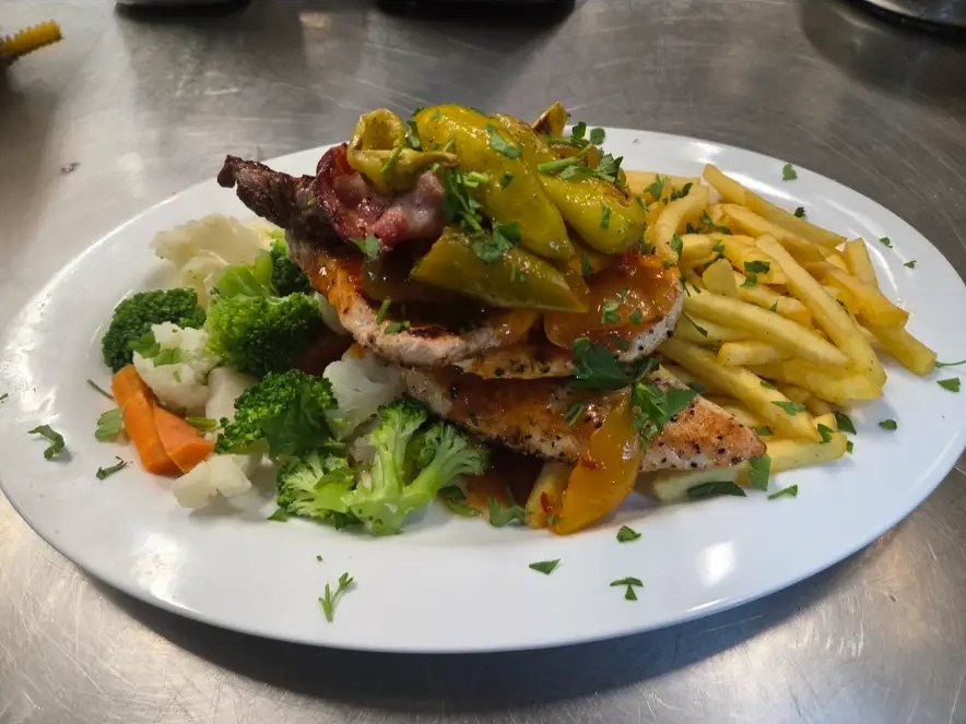 Gegrilltes Fleisch mit Gemüse, Peperoni und Pommes frites