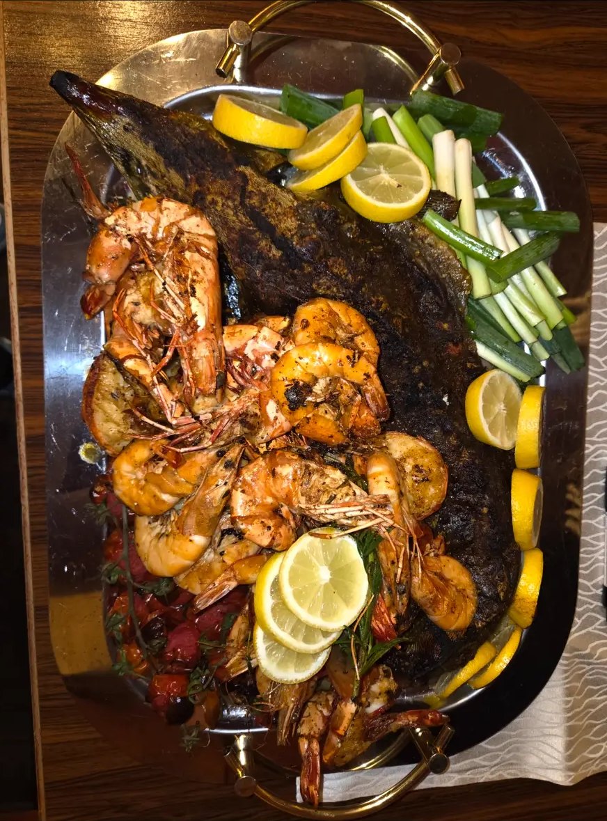 Gegrillter Fisch mit Riesengarnelen und Zitronenscheiben