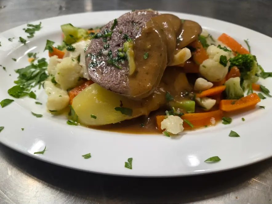 Medaillon mit Sauce, Salzkartoffeln und buntem Gemüse