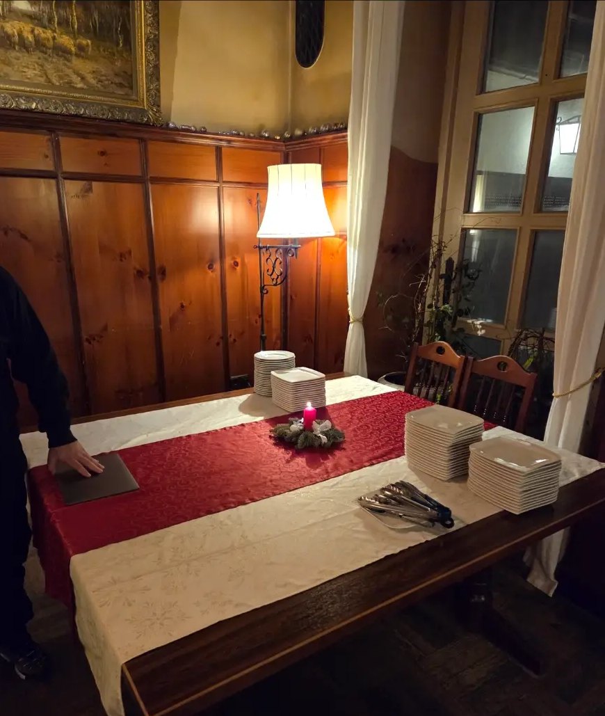 Gemütlicher Tisch am Fenster mit Stehlampe