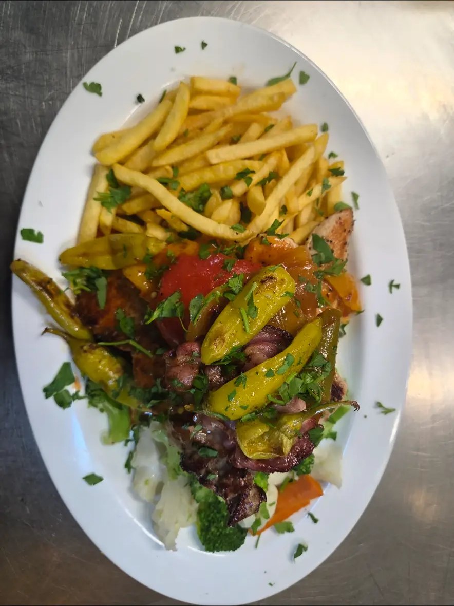 Schnitzel mit Pommes frites, Paprika und gegrilltem Gemüse